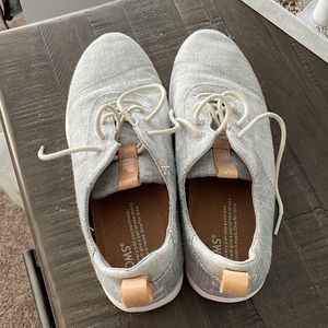 tom’s sneakers